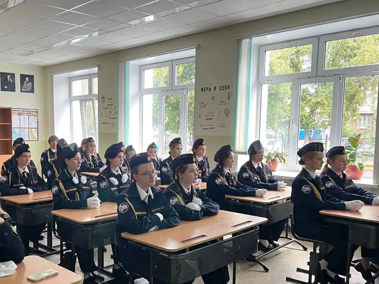 В десяти школах Тюмени, Ишима и Тобольска открылись профильные кадетские классы Следственного комитета: учащиеся будут знакомиться с криминалистикой и готовиться к поступлению в ведомственные вузы, а также участвовать в патриотических мероприятиях.
