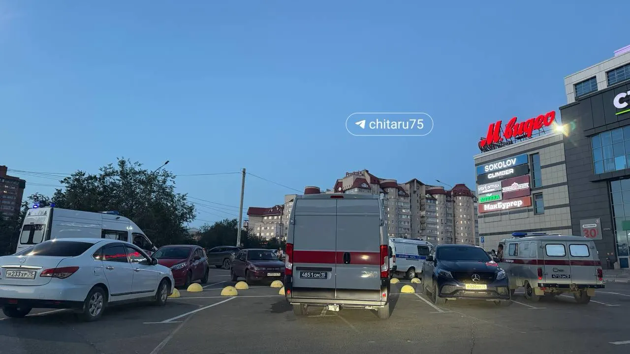 В Чите эвакуировали посетителей в нескольких ТЦ. На место прибыли экстренные службы; причины эвакуации устанавливаются.