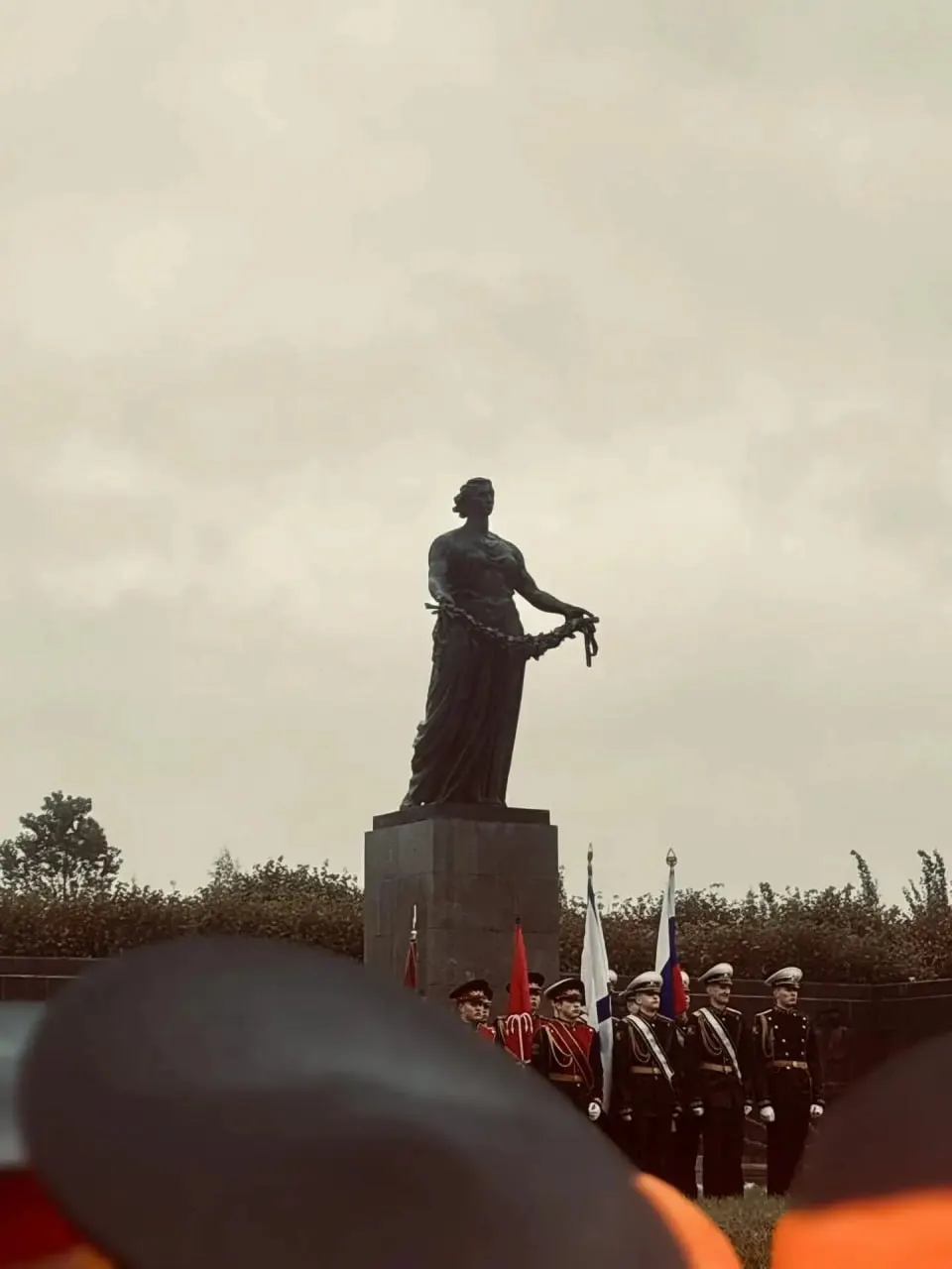 Читинские юнармейцы завоевали несколько первых мест на всероссийском слёте активистов движения «Пост №1» в Санкт-Петербурге, соревнуясь в разборке и сборке АК, стрельбе, истории и творческих конкурсах.