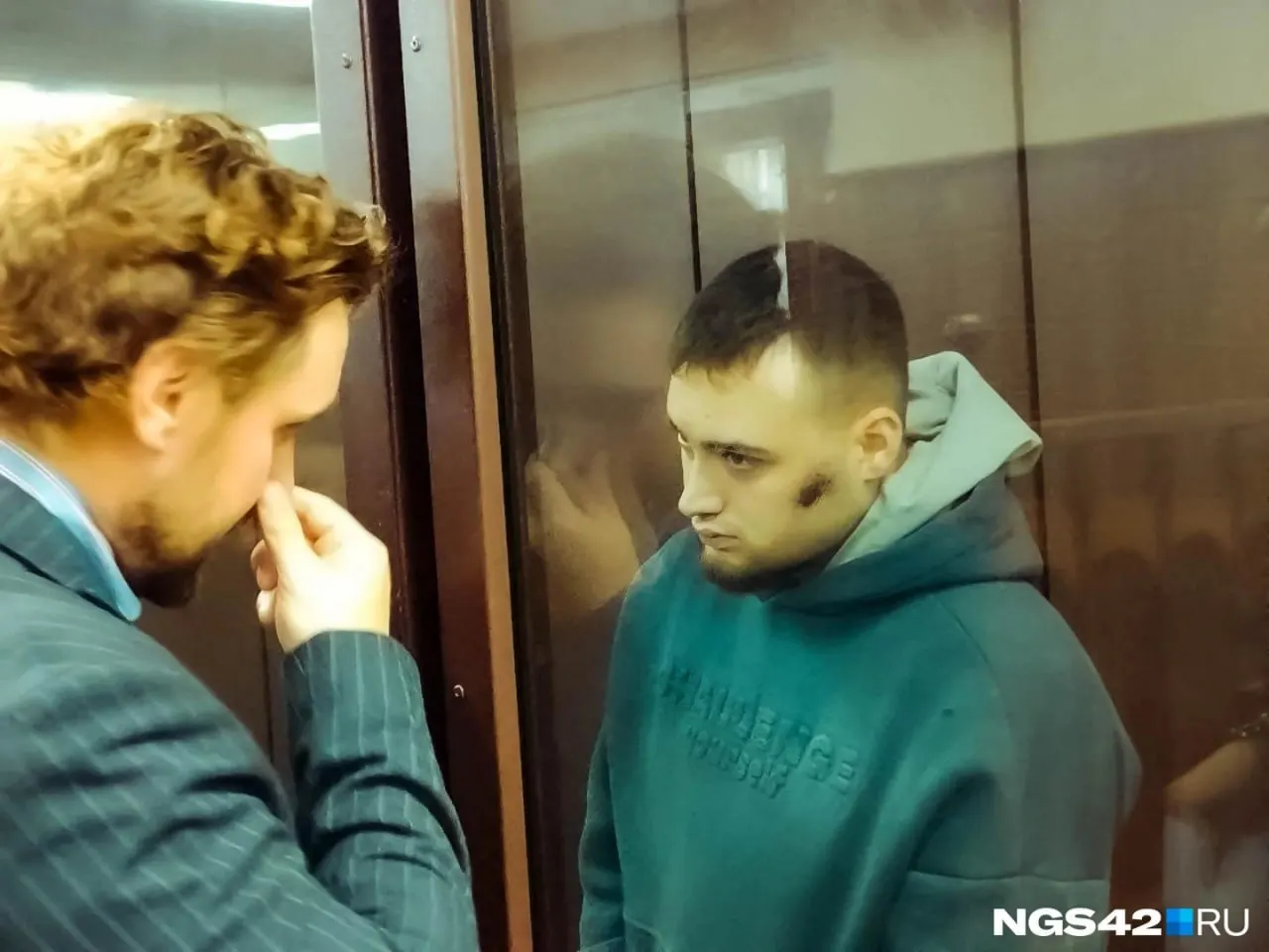 Капитан полиции Виктор Актешев погиб на Кузбасском мосту после наезда автомобиля без прав на скорости свыше 100 км/ч; параллельно в областном храме проходило отпевание, а в суде рассматривалась мера пресечения для водителя.