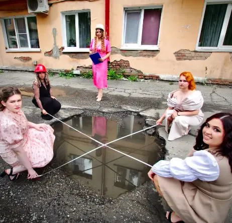 Фотосессия в социальных сетях должна была показать проблемы благоустройства, но после публикаций чиновники якобы занялись бизнесом одной из участниц.
