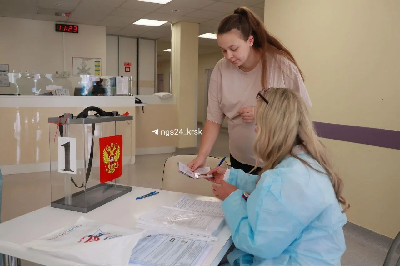 Одна из рожениц рассказала, что впервые голосует в таких условиях, и отметила удобство — отдать гражданский долг можно, не покидая отделение.