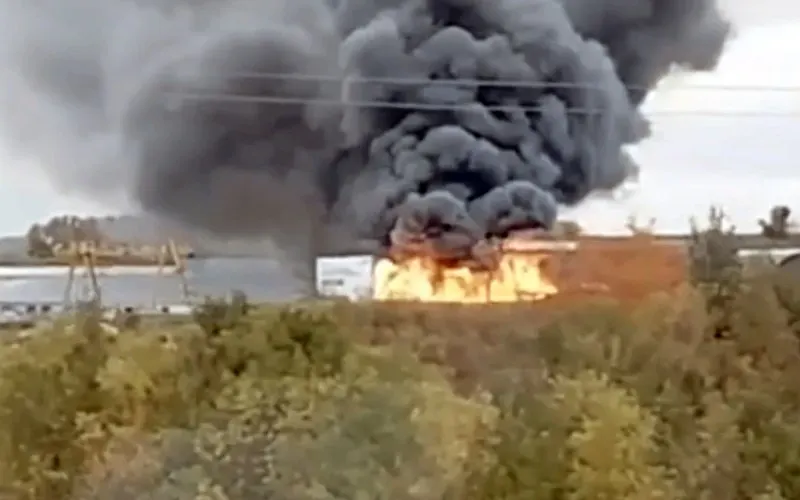 Пожар на пилораме в Верх-Туле ликвидирован; загорелся сушильный ангар с брусом и опилками, угрозы соседним строениям не осталось.
