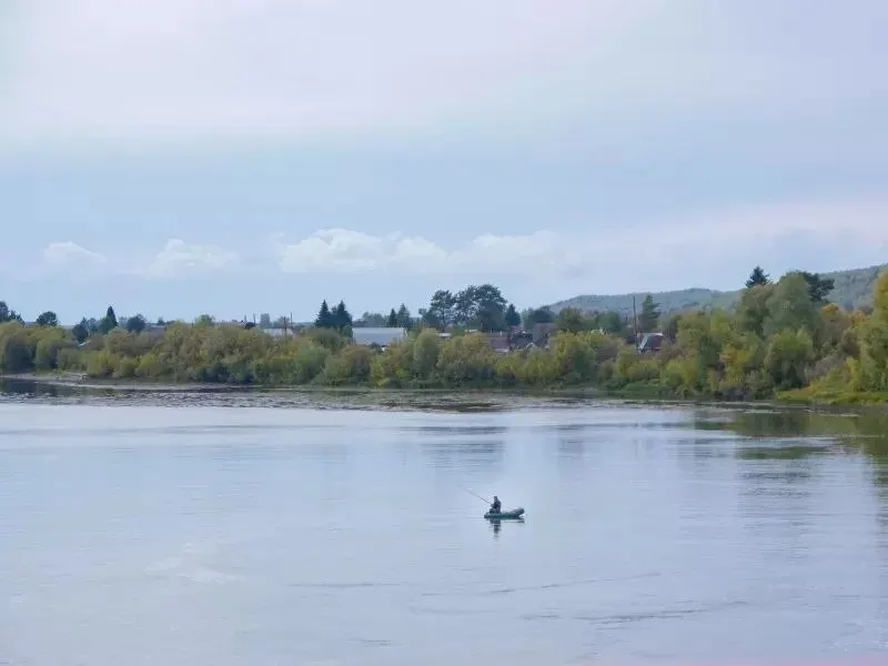 Двое мужчин на моторной лодке порыбачили на реке Ангара. Лодка перевернулась в десяти километрах от села Рыбное; один рыбак утонул, второго ищут спасатели.
