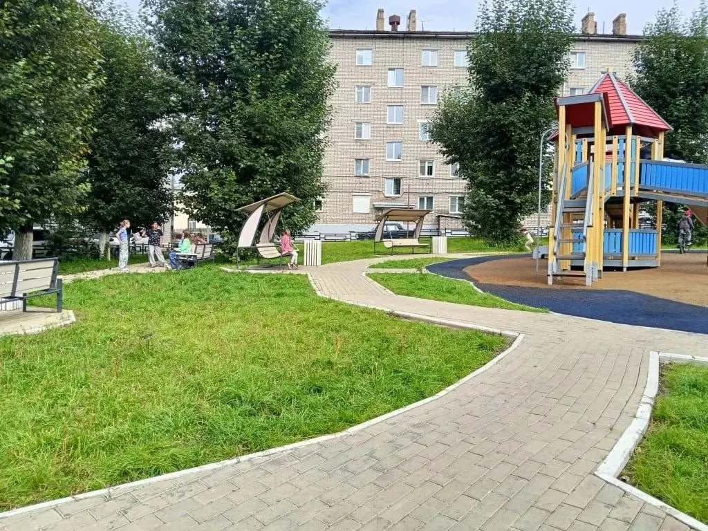Жители Могочи приняли участие в обновлении сквера на Интернациональной, 8; на работы направлено около 20 млн рублей в рамках нацпроекта «Инфраструктура для жизни».
