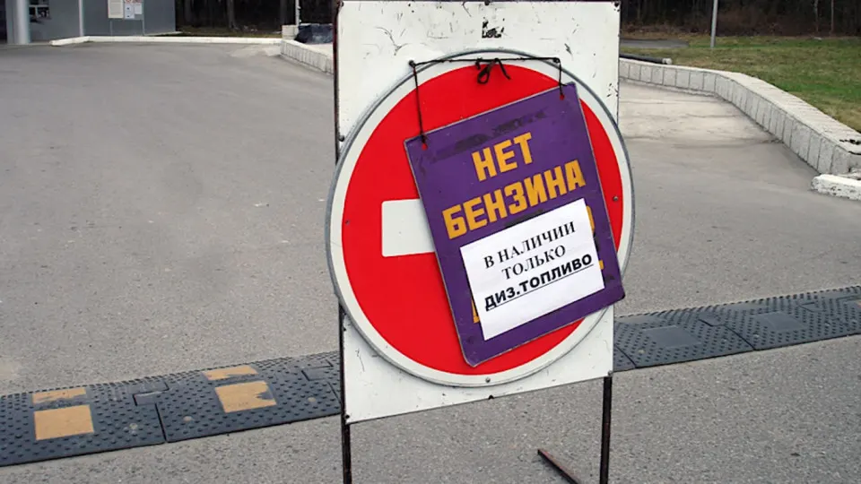 Правительство поручило рассмотреть сценарии ухудшения ситуации на рынке топлива и увеличить выпуск нефтепродуктов; региональные поставки в СФО под контролем на фоне нестабильности и внешних факторов.