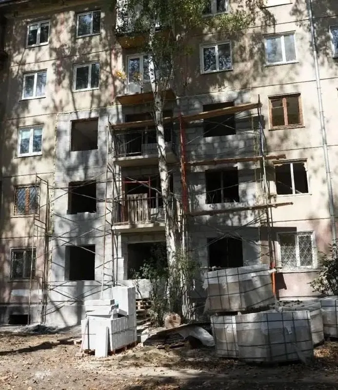 Дом №12 в 12-м микрорайоне Ангарска продолжает восстановление после взрыва; сроки работ перенесены на позднюю осень 2026 года.