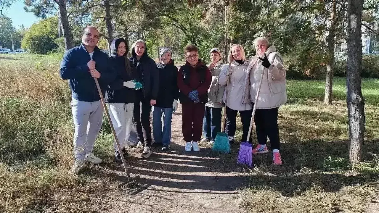 Около 40 000 омичей приняли участие в общегородском субботнике; задействовано 167 единиц техники. Собрано около 700 000 кубометров мусора, очищено 121 га газона, посажено 104 дерева и 97 кустарников.
