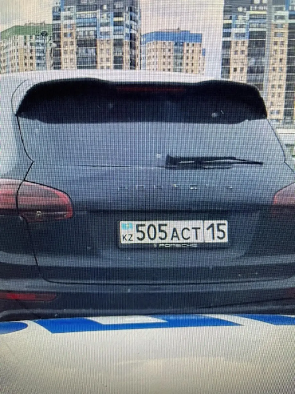 43-летний водитель иностранной регистрации на Porsche Cayenne зафиксирован за 28 случаях превышения скорости; ему выписаны штрафы на 25 тысяч рублей.