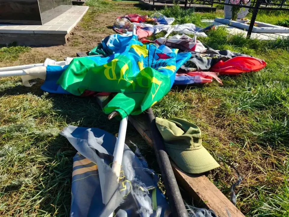 Неизвестные повредили могилы участников СВО на кладбище в селе Родино. Повреждены флаги, согнуты флагштоки; очевидцев просят сообщить информацию.