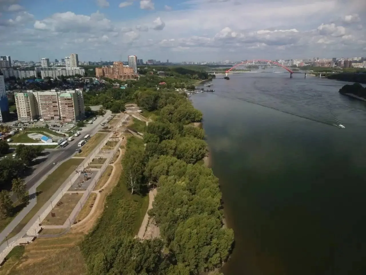 Парк «Чемской берег» победил в голосовании 2024 года по благоустройству городских пространств. На работы выделено 263,4 млн рублей; в ноябре продолжатся высадки деревьев и цветов.