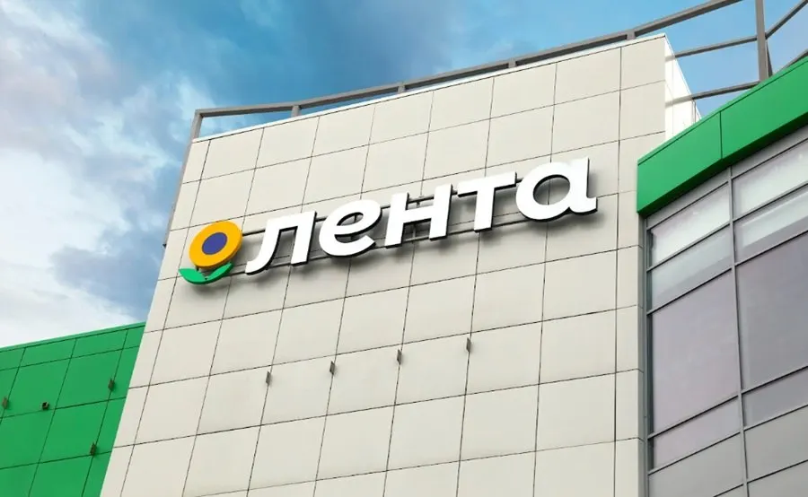 Два магазина «О’КЕЙ» в Новосибирске перейдут под новый бренд после покупки сетью «Лента»; сроки закрытия и обновления ассортимента оговорены.