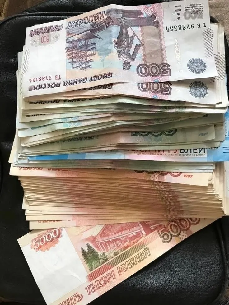 Предлагается сделать годовую премию, часто называемую 13-й зарплатой, обязательной для работающих; на первом этапе — для работников бюджета; законопроект внесен в Госдуму.