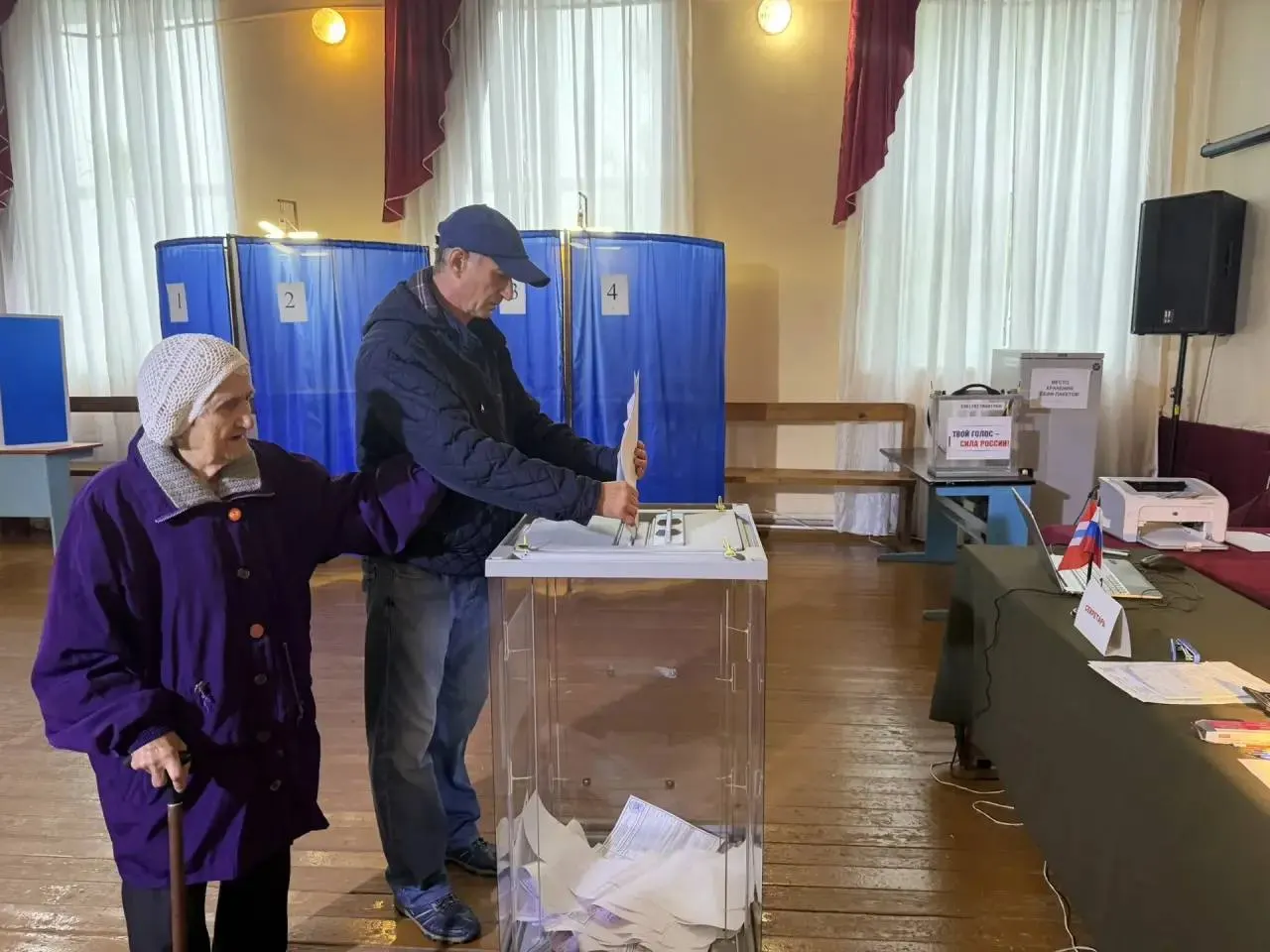 92-летняя жительница деревни Трубецкое Азовского района пришла на участок №497 вместе с сыном и проголосовала.