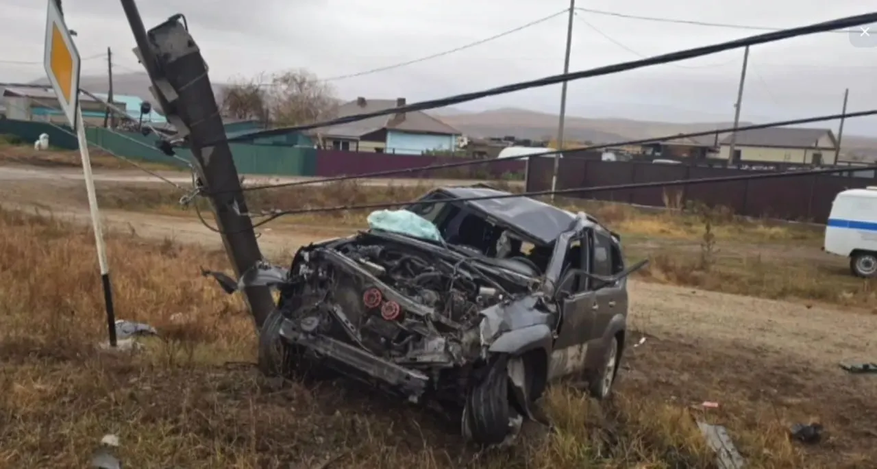 На подъезде к Нерчинску водитель на Toyota Land Cruiser Prado съехал с дороги, перевернулся и врезался в столб; погиб на месте. Полиция проводит проверку.