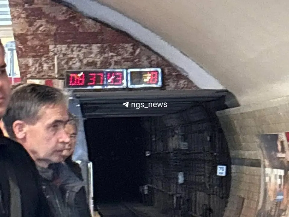 В метро Новосибирска зафиксированы задержки поездов; часть пассажиров перешла на наземный транспорт, уточняются причины произошедшего.