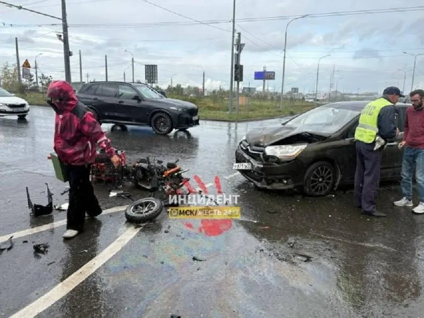 Подросток на электровелосипеде получил травмы после столкновения с автомобилем у спортивного комплекса. Обстоятельства ДТП устанавливаются правоохранителями.