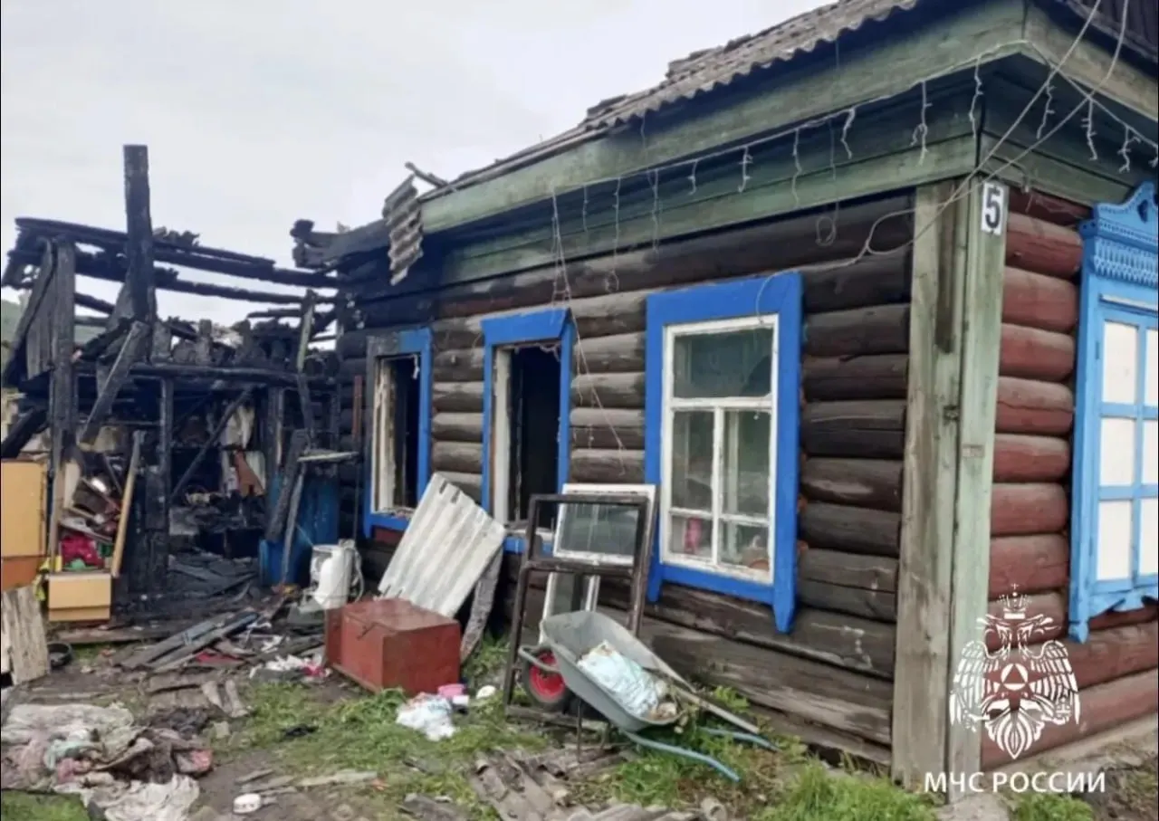 В частном доме в Култуке вечером возник пожар. Шесть жильцов эвакуировались через окно; пожарные локализовали очаг на площади 26 кв. м.