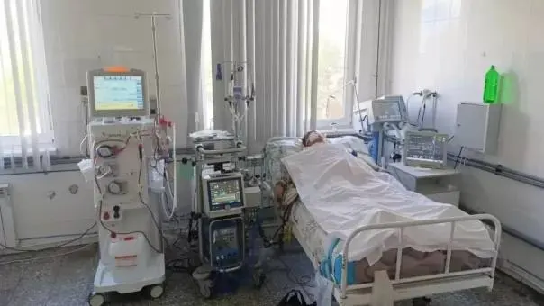 Пациентку доставили в критическом состоянии после тяжёлого ДТП. Ей подключили аппарат искусственной вентиляции лёгких; через 10 дней она была выписана домой.