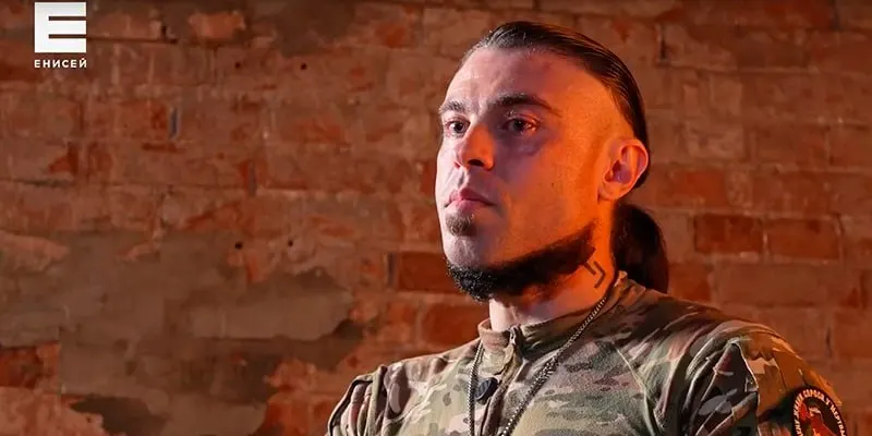 Мужчина из Красноярска, ранее осуждённый за вымогательство, выступил на линейке с патриотическими тезисами и упоминанием вооружения, что вызвало бурю обсуждений в регионе.