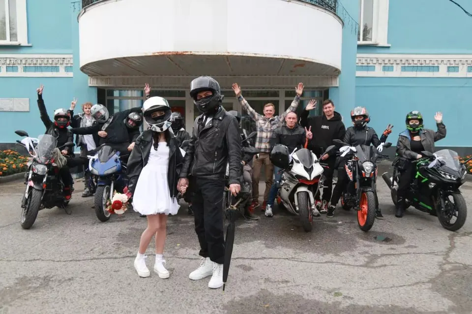 Молодожёны в Барнауле отметили свадьбу, прибыв на байке, а гости поддержали стиль церемонии на мотоциклах.