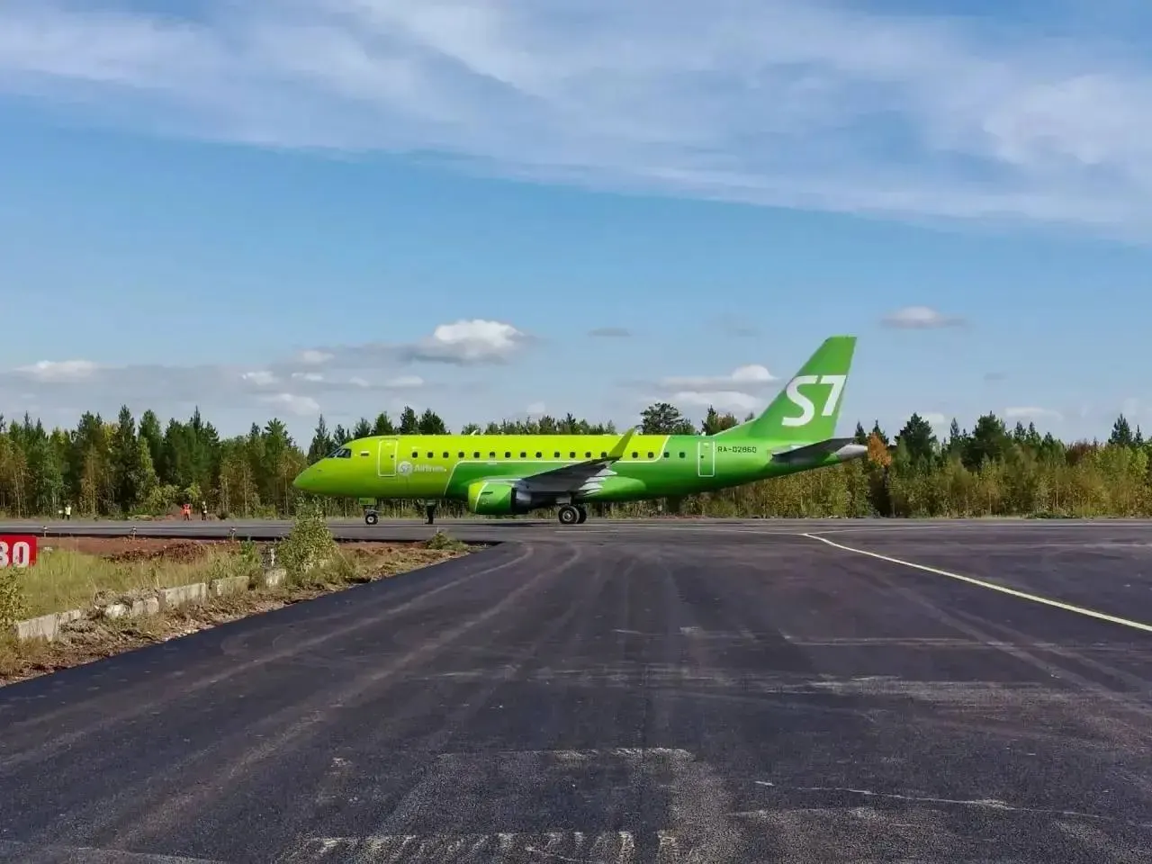 В Усть-Куте состоялся тестовый рейс Embraer 170; аэропорт готов принимать реактивные самолёты, обсуждаются новые прямые маршруты.