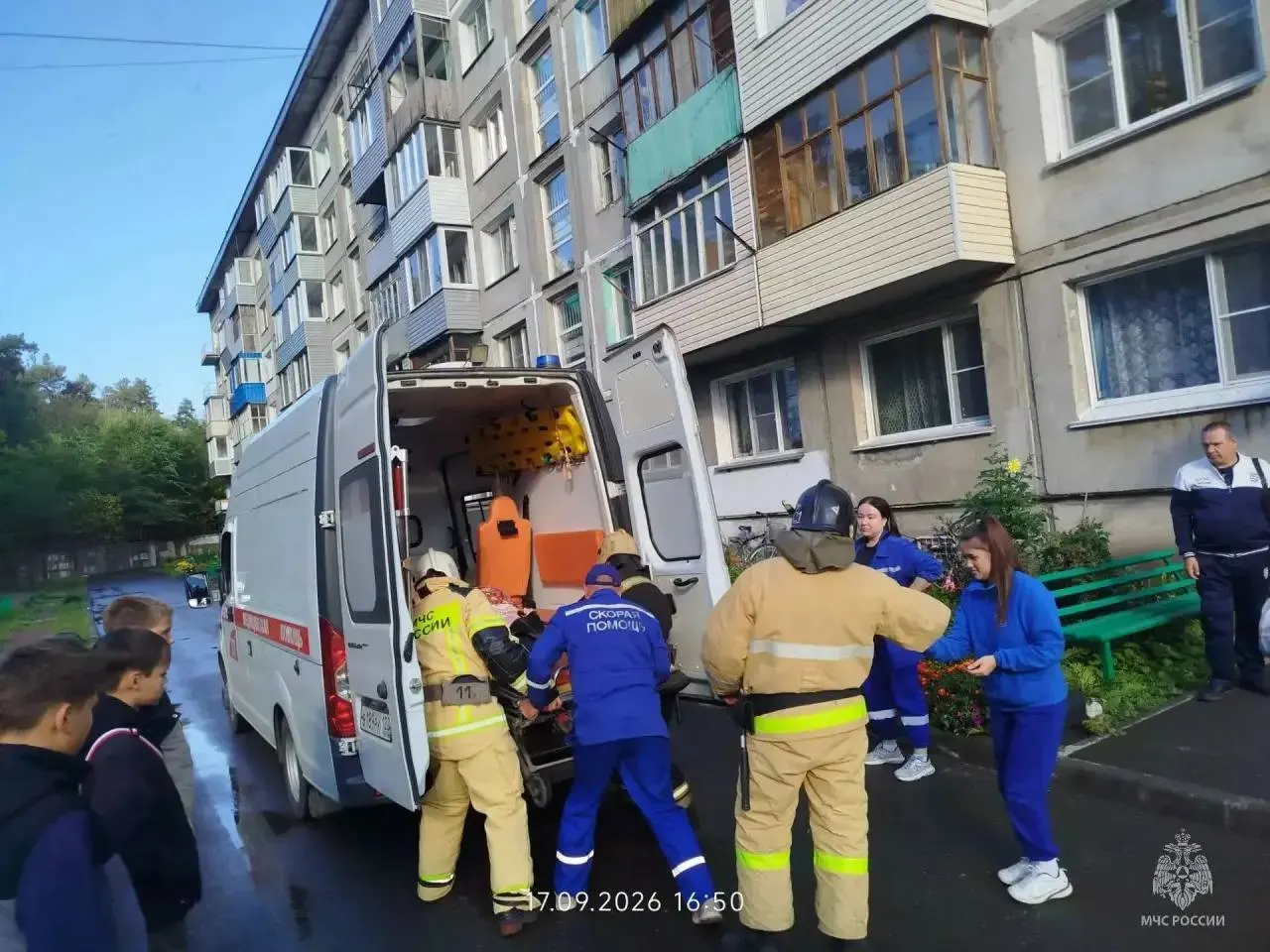 Пожилую пенсионерку перенесли по лестнице и передали медикам скорой помощи.