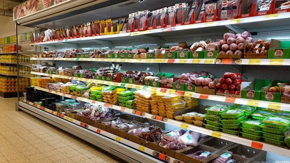 С начала года потребительская корзина региона подорожала на 8,4%. Август принёс временное снижение цен на сезонные овощи, однако рост стоимости жизни сохраняется, особенно по молочным товарам и товарам нехозяйственного спроса.
