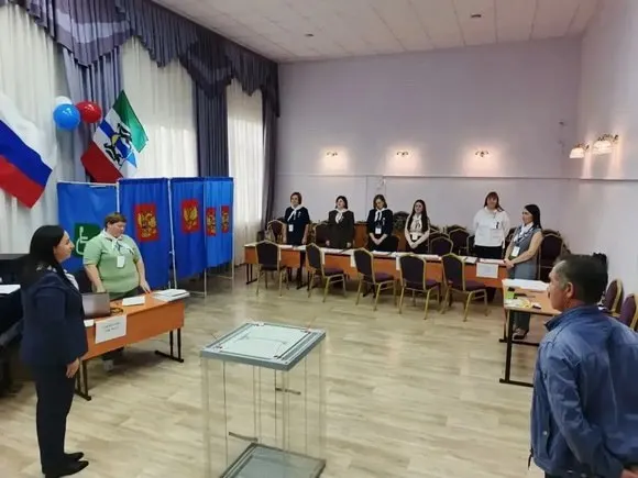 В Сибири проходят муниципальные выборы в нескольких городах — Искитим, Бердск, Обь и Кемерово; публикуются данные о явке, обсуждается дистанционное голосование и его влияние на ход кампании.