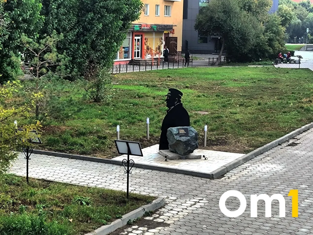 Памятник Владимиру Жириновскому уже установлен в Омске; открытие запланировано на 17 сентября, начало церемонии — 19:30, в сквере имени политика.