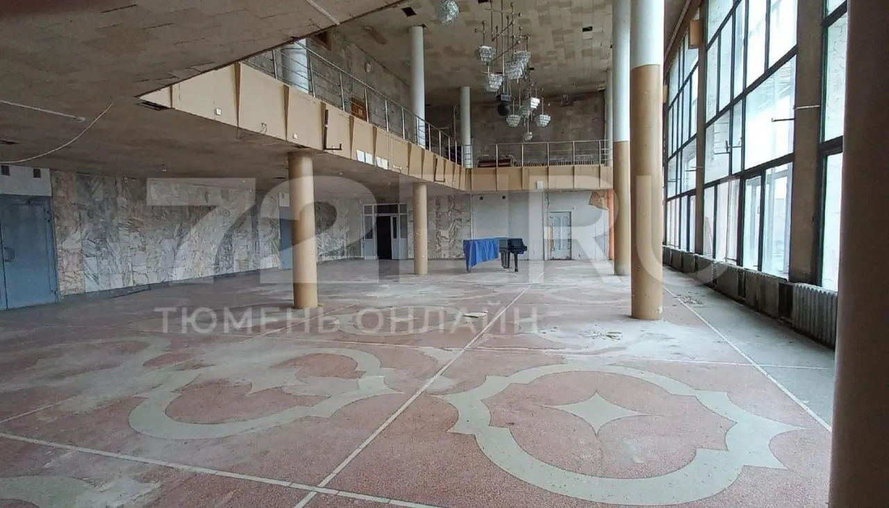 Полуразрушенный дворец культуры в Тюмени продолжает ждать финансирования на обновление: на ремонт требуется около двух миллиардов рублей, однако средства пока не найдены.