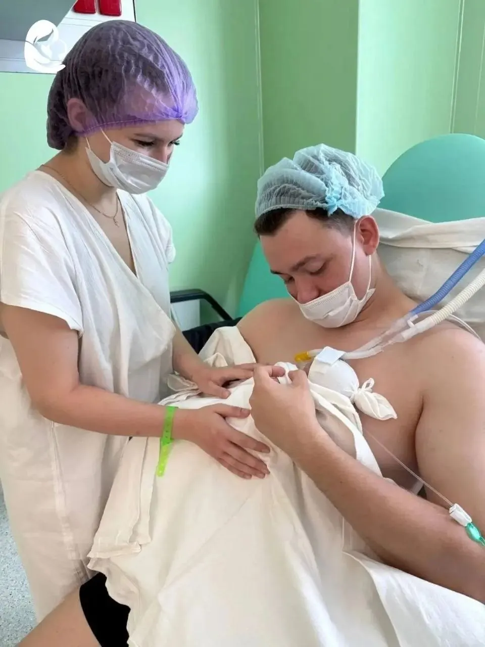 Малышка Ева родилась на сроке 25,3 недели и весила 650 граммов; после длительной реанимации ей предстоит реабилитация.