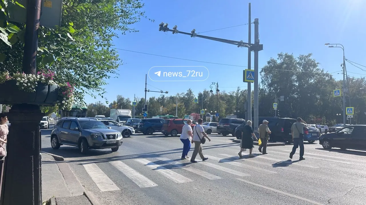 На оживлённом перекрёстке временно не работает светофор, движение затруднено. Будьте осторожны.