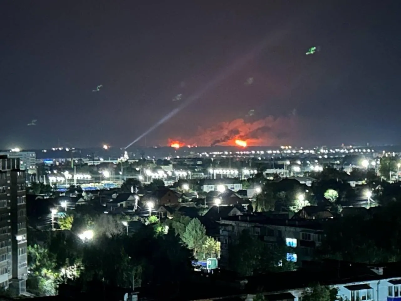 Пожары после падения обломков дронов в Курске, слухи об атаках в Сызрани и Таганроге, дело против Noize MC и рекордные долги стран СНГ.