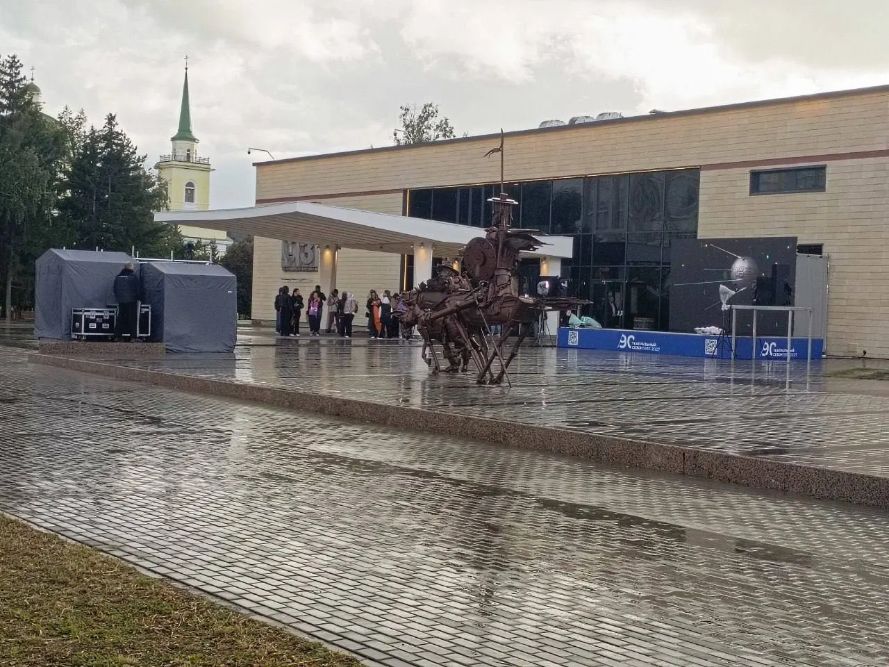 После пятилетнего ремонта Омский Театр юного зрителя открылся на открытой площадке; внутрь зала зрителей пока не пустили. Первый спектакль внутри запланирован на 22 сентября.