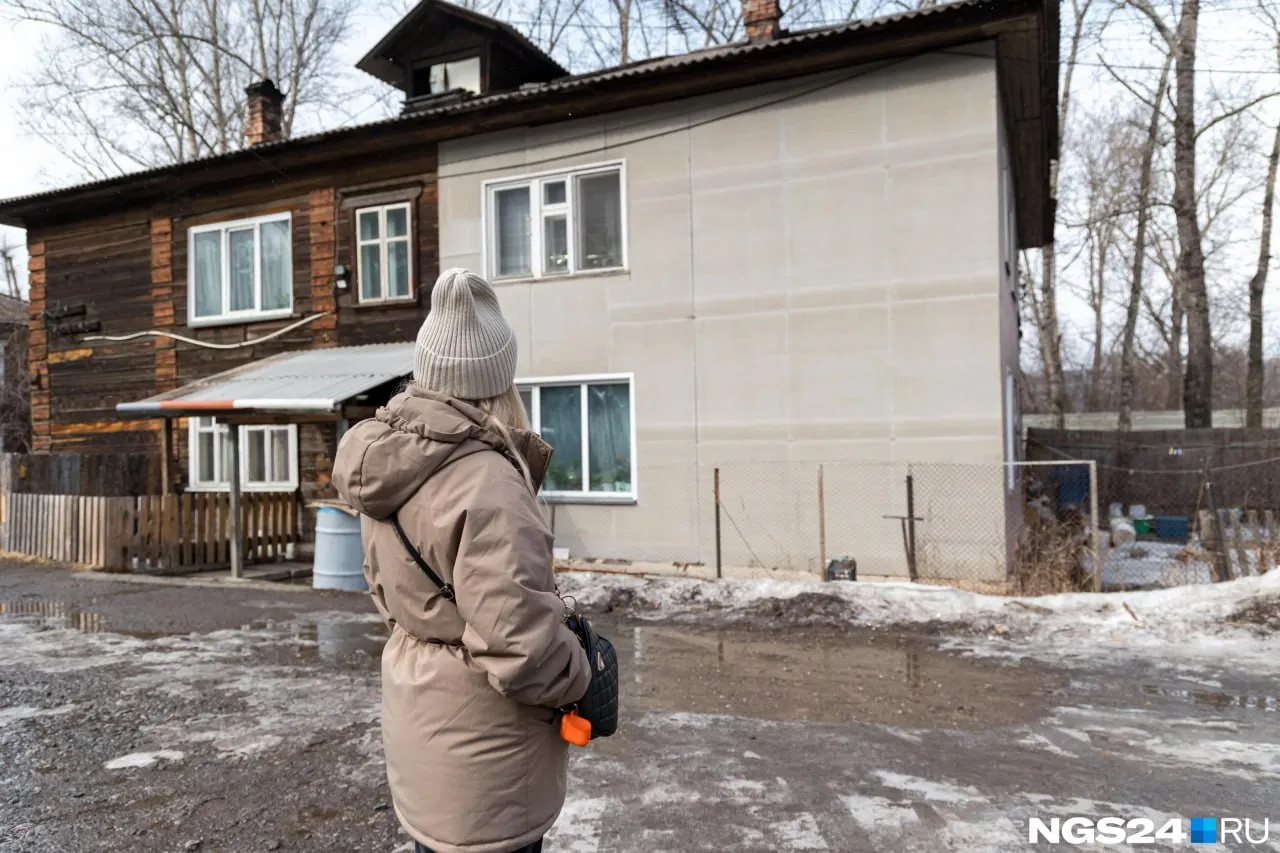 Деревянный дом №227 на улице Свердловской признали аварийным ещё в 2019 году; расселение запланировано на 2030 год, а снос — в перспективе. В доме нет водопровода, отопление печное, и есть риск ЧС.