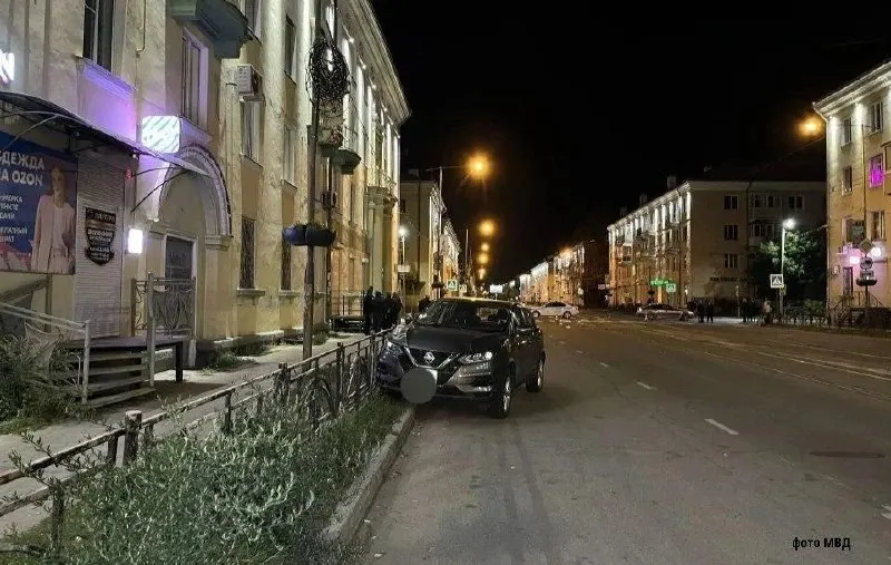 На месте ДТП в Ангарске появился стихийный мемориал; погиб пятилетний мальчик, его сестра получила тяжелые травмы.