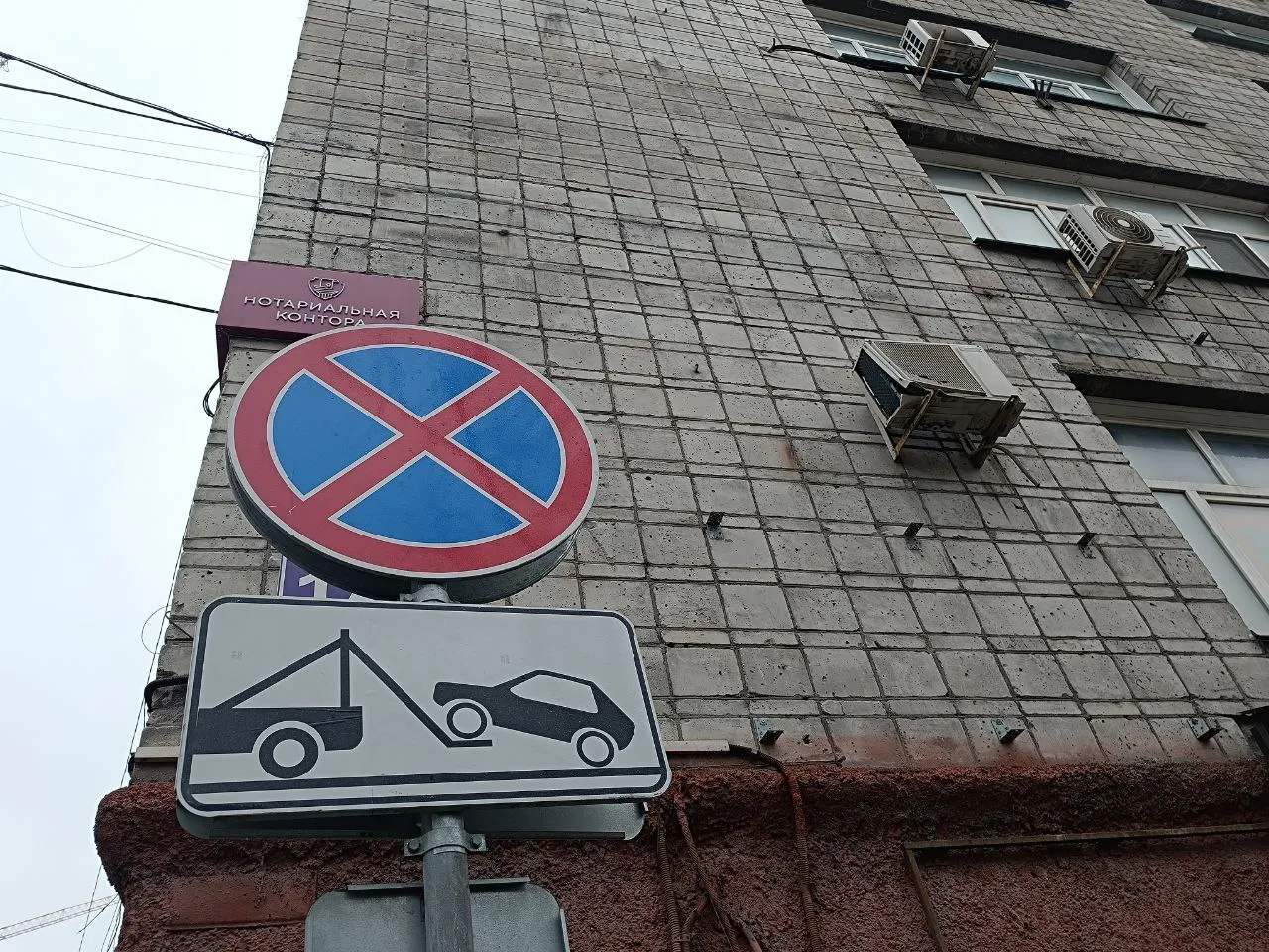 Платная парковка появится в центре Омска на 47 улицах; всего планируется около 3 800 мест, запуск — 1 декабря, первые 15 минут бесплатны.