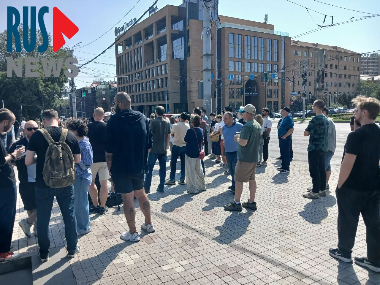 У посольства РФ в Ереване к полдню выстроилась длинная очередь из избирателей, желавших проголосовать. Рядом проходит митинг пацифистских активистов.