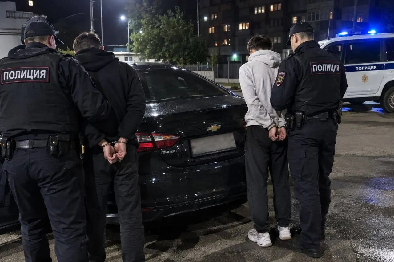 В Барнауле задержаны двое молодых людей с крупной партий синтетического вещества — производного N-метилэфедрона; возбужденно уголовное дело о покушении на сбыт.
