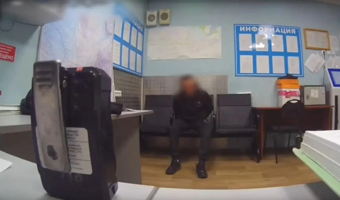 45-летний житель Алтайского края вел себя агрессивно после разбудки на рейсе Москва — Новосибирск; задержан наручниками.
