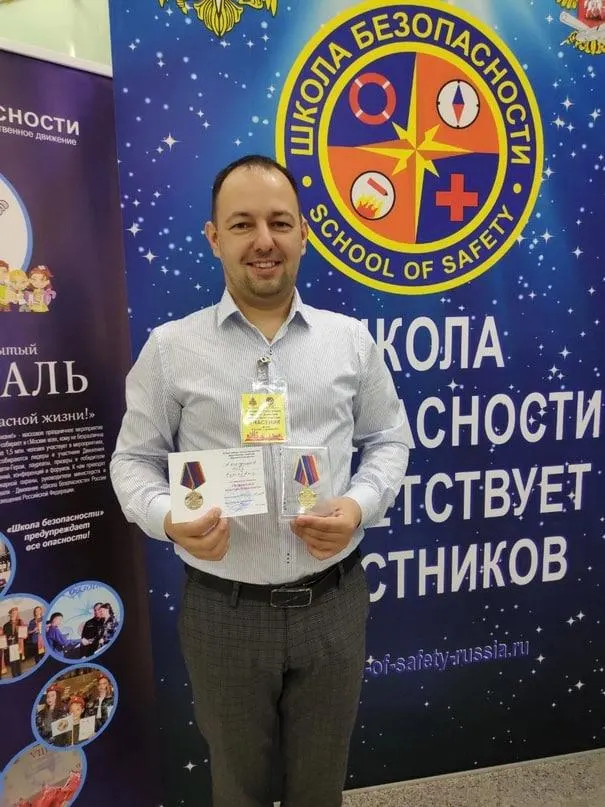 Во многих школах прошли линейки на фоне тревог о безопасности и эвакуаций; ситуация затронула несколько регионов и обсуждалась в школах.