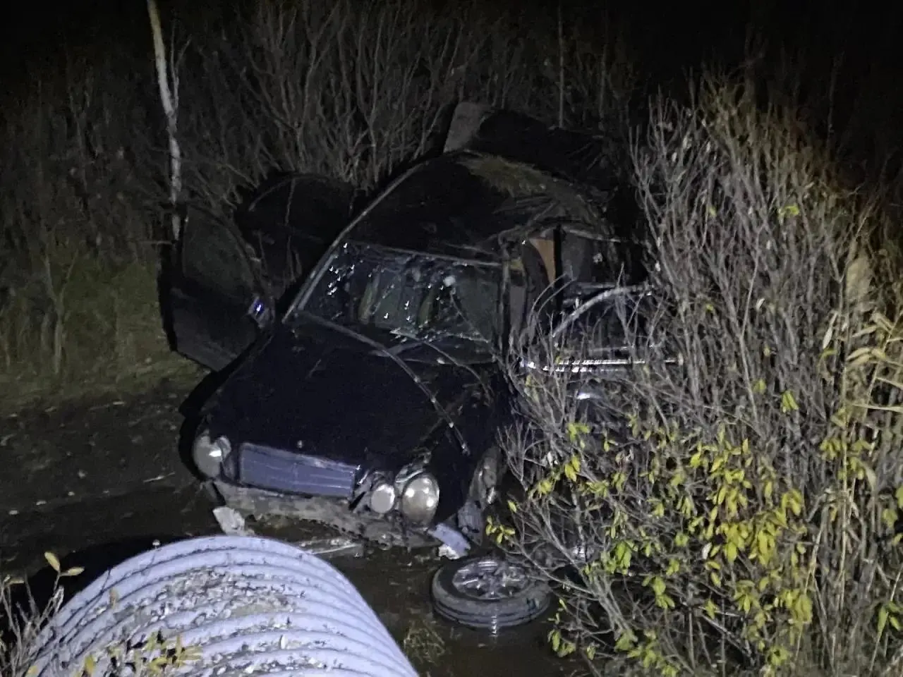67-летний водитель Mercedes-Benz E200 погиб после выезда в кювет на 91-м километре трассы; обстоятельства ДТП устанавливаются.