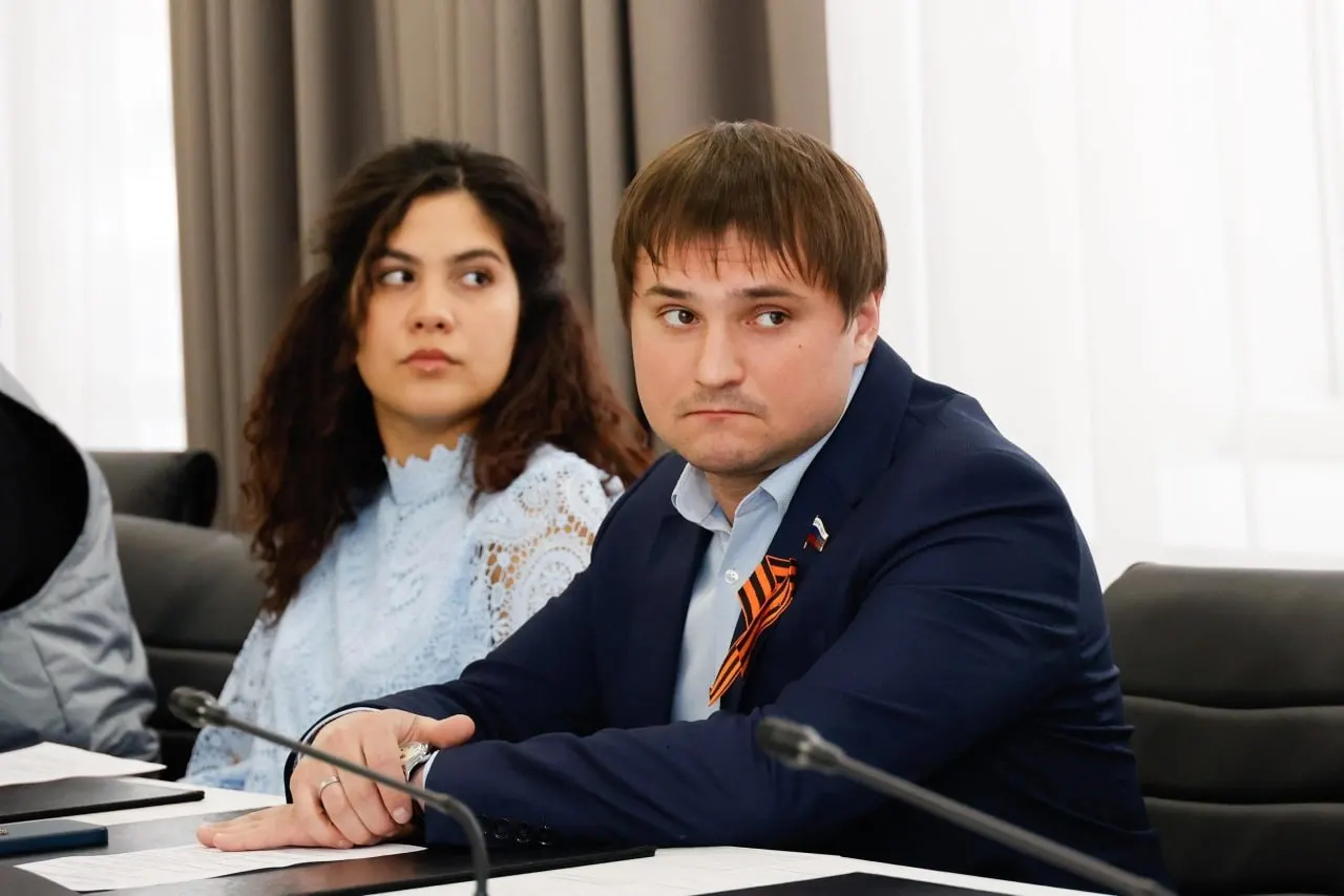 Расследование конфликта интересов показывает, что сын бывшего главы входит в ближайшее окружение, что стало поводом для отставки.
