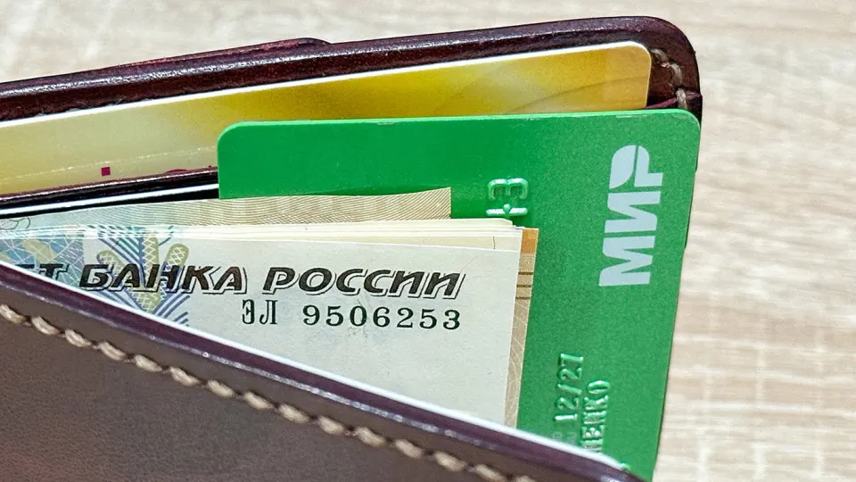 По итогам исследования Финансового университета при правительстве РФ средняя желаемая зарплата соискателей составила 151 тыс. руб., медиана — 114 тыс., что примерно на 1,95% ниже годом ранее. В тексте — региональные различия и тенденции на рынке труда.