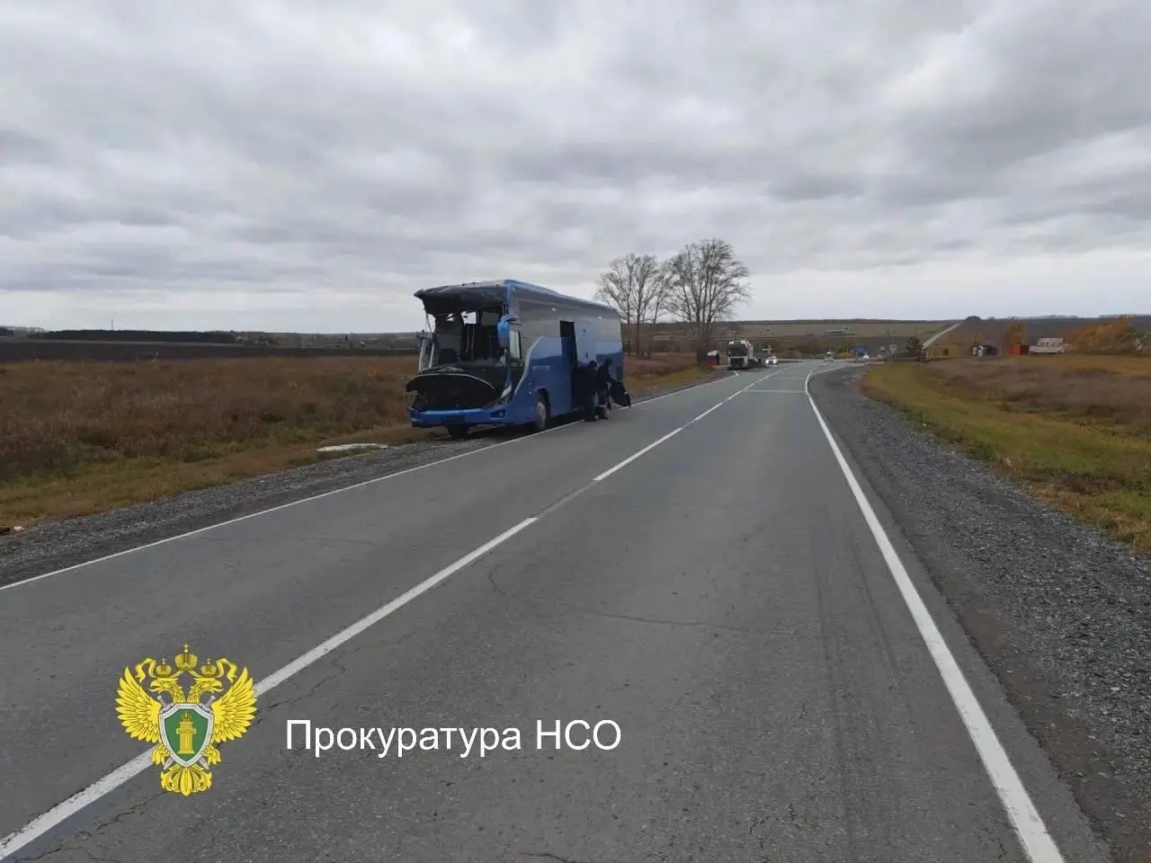 25-летний Виталий Бронивец погиб в ДТП возле Карасука; рейсовый автобус столкнулся с грузовиком, еще одного пассажира увезли в больницу.