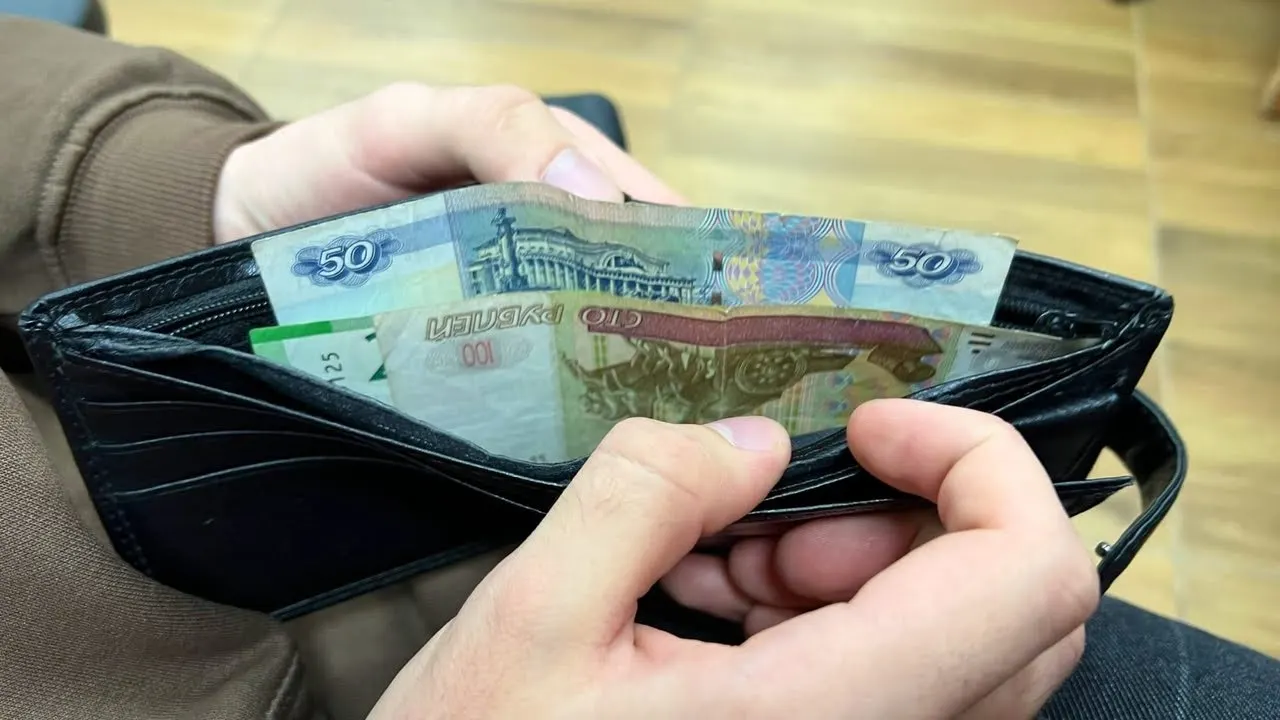 Летом в Омске средняя зарплата снизилась: данные за июль 2026 года свидетельствуют о снижении по сравнению с июнем, но рост по сравнению с прошлым годом.