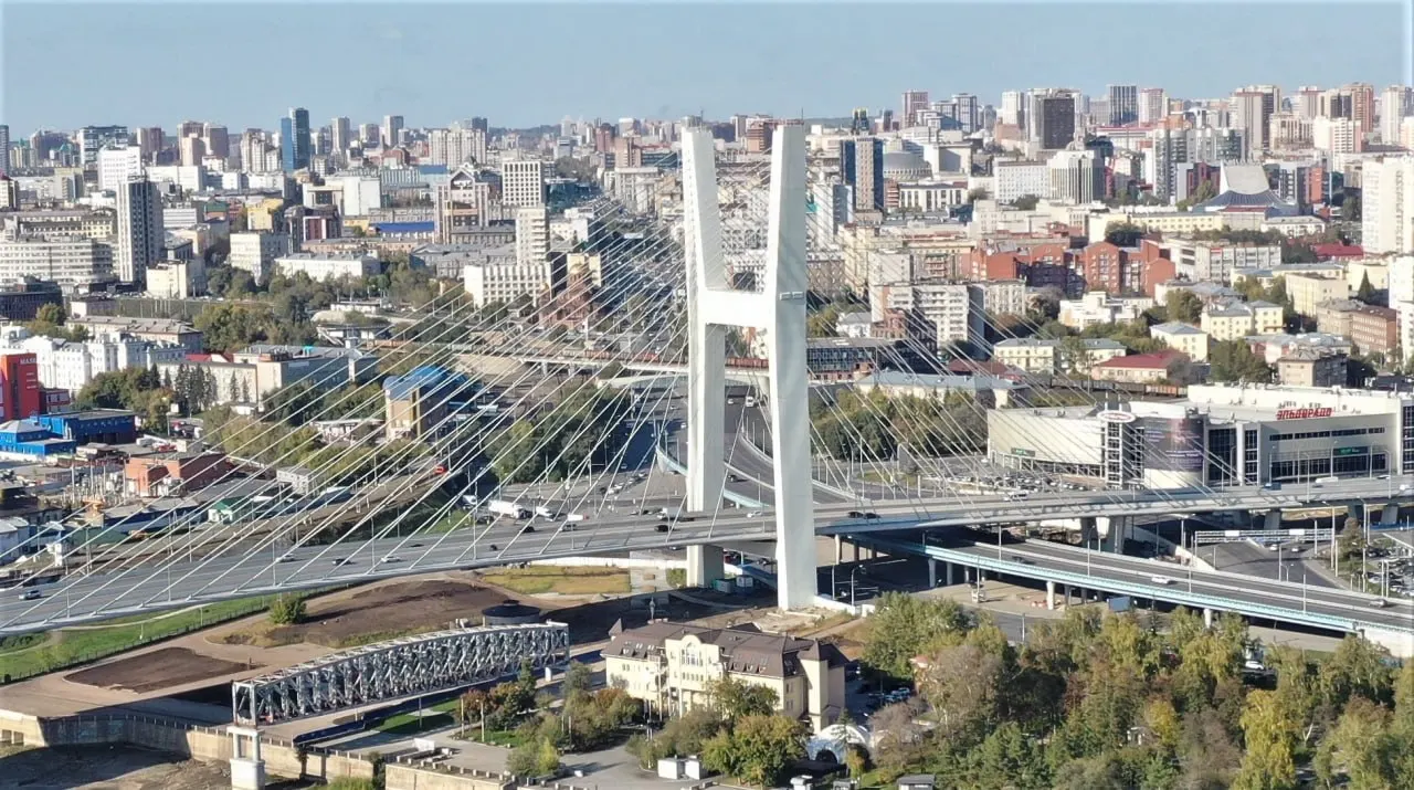 В Новосибирске принято решение продлить сроки ввода четвертого моста через Обь до 31 декабря 2027 года; суд ранее отказал в удовлетворении иска.