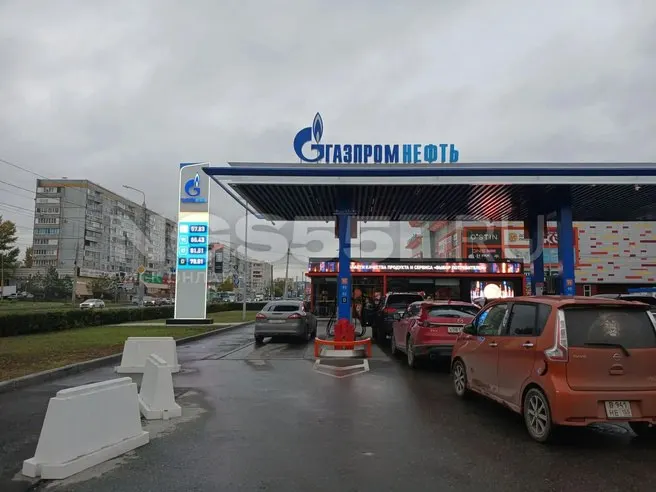 В Омске 8–9 октября водители выстраивались у заправок, но к утру 9 октября ажиотаж снизился; бензин есть, цены не изменились.
