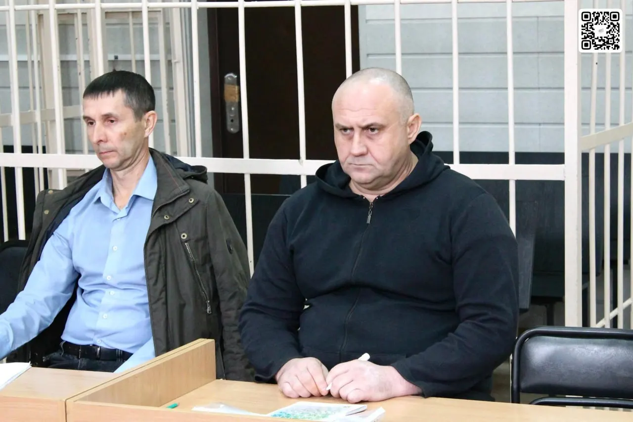 По делу проходят обвинения в убийстве соседа и его супруги; обвиняемый утверждает, что действовал в состоянии аффекта, находясь в состоянии опьянения.